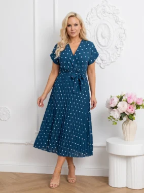 Rochie midi albastra din vascoza cu buline si decolteu petrecut