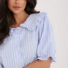 rochie-midi-bleu-cu-dungi-si-guler-volanat