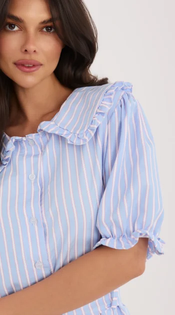 rochie-midi-bleu-cu-dungi-si-guler-volanat