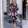 rochie-midi-cu-imprimeu-abstract-maro-si-decolteu-petrecut