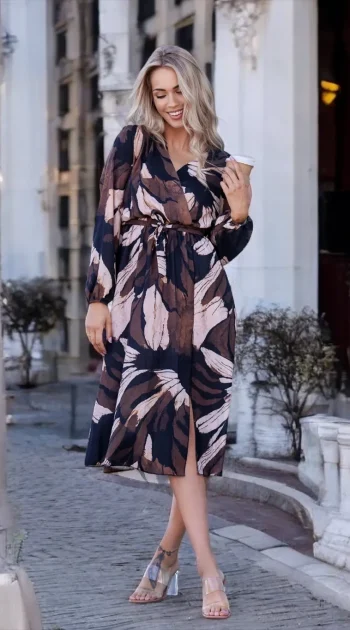 rochie-midi-cu-imprimeu-abstract-maro-si-decolteu-petrecut