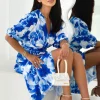 rochie-midi-cu-imprimeu-floral-albastru-decolteu-petrecut-si-maneci-bufante