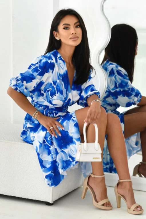 rochie-midi-cu-imprimeu-floral-albastru-decolteu-petrecut-si-maneci-bufante