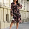 rochie-midi-cu-imprimeu-floral-roz-si-decolteu-petrecut