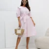 rochie-midi-cu-imprimeu-in-dungi-roz-si-guler-cu-volane