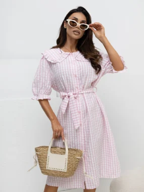 Rochie midi din vascoza cu imprimeu in dungi roz si guler cu volane
