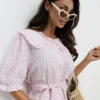 rochie-midi-cu-imprimeu-in-dungi-roz-si-guler-cu-volane
