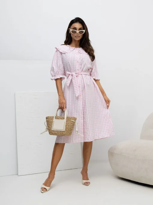 rochie-midi-cu-imprimeu-in-dungi-roz-si-guler-cu-volane