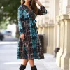 rochie-midi-cu-imprimeu-maro-turcoaz-si-decolteu-petrecut