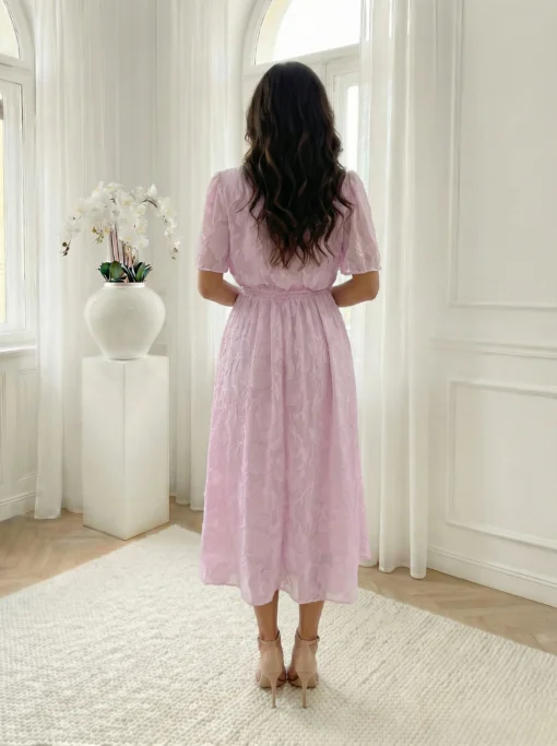 rochie-midi-eleganta-roz-cu-textura-florala