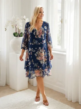 Rochie midi fluida cu imprimeu floral pe fond bleumarin