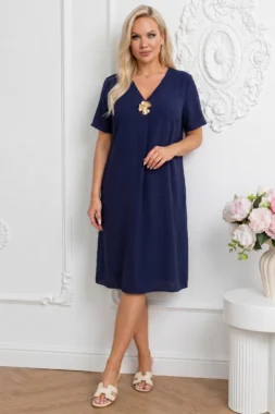 Rochie midi lejera bleumarin cu decolteu in V si brosa aurie tip floare