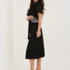 rochie-midi-neagra-cu-detaliu-metalic-in-talie