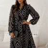 rochie-midi-neagra-cu-imprimeu-geometric-si-maneci-lungi