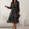 rochie-midi-neagra-cu-imprimeu-geometric-si-maneci-lungi