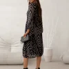 rochie-midi-neagra-cu-imprimeu-geometric-si-maneci-lungi