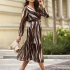 rochie-midi-plisata-eleganta-cu-imprimeu-abstract-in-nuante-de-maro