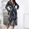 rochie-midi-plisata-eleganta-cu-imprimeu-abstract-in-nuante-de-maro-si-albastru