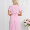 rochie-midi-roz-plisata-cu-buline-albe-si-decolteu-petrecut