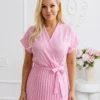 rochie-midi-roz-plisata-cu-buline-albe-si-decolteu-petrecut