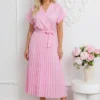 rochie-midi-roz-plisata-cu-buline-albe-si-decolteu-petrecut