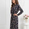 rochie-midi-tip-camasa-cu-imprimeu-floral-bej-pe-fond-bleumarin