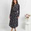 rochie-midi-tip-camasa-cu-imprimeu-floral-bej-pe-fond-bleumarin