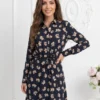 rochie-midi-tip-camasa-cu-imprimeu-floral-bej-pe-fond-bleumarin