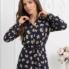 rochie-midi-tip-camasa-cu-imprimeu-floral-bej-pe-fond-bleumarin