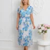 rochie-midi-vaporoasa-albastra-cu-imprimeu-floral-si-cu-decolteu-petrecut