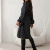 rochie-neagra-cu-buline-albe-decolteu-petrecut-si-crapatura-laterala