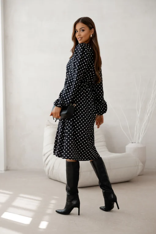 rochie-neagra-cu-buline-albe-decolteu-petrecut-si-crapatura-laterala