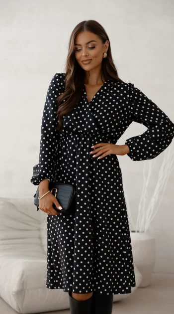 rochie-neagra-cu-buline-albe-decolteu-petrecut-si-crapatura-laterala