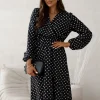 rochie-neagra-cu-buline-albe-decolteu-petrecut-si-crapatura-laterala