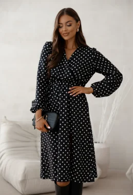 Rochie neagra cu buline albe, decolteu petrecut si crapatura laterala