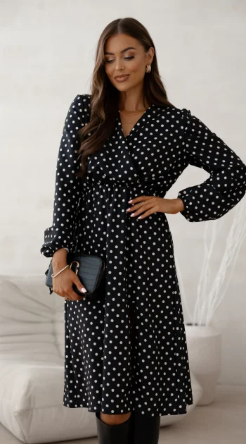 rochie-neagra-cu-buline-albe-decolteu-petrecut-si-crapatura-laterala