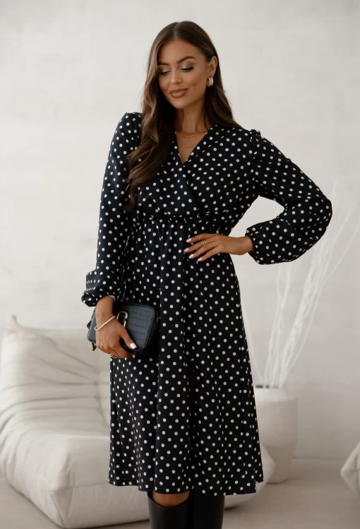 rochie-neagra-cu-buline-albe-decolteu-petrecut-si-crapatura-laterala