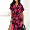 rochie-neagra-cu-imprimeu-floral-roz-si-crapatura-laterala