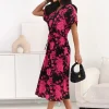 rochie-neagra-cu-imprimeu-floral-roz-si-crapatura-laterala
