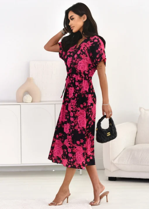 rochie-neagra-cu-imprimeu-floral-roz-si-crapatura-laterala