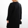 rochie-neagra-marime-mare-cu-insertie-decorativa-din-paiete-si-funda-laterala