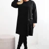 rochie-neagra-marime-mare-cu-insertie-decorativa-din-paiete-si-funda-laterala