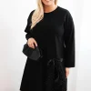 rochie-neagra-marime-mare-cu-insertie-decorativa-din-paiete-si-funda-laterala