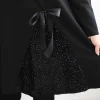 rochie-neagra-marime-mare-cu-insertie-decorativa-din-paiete-si-funda-laterala