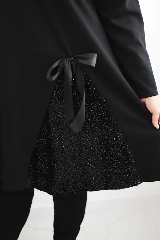 rochie-neagra-marime-mare-cu-insertie-decorativa-din-paiete-si-funda-laterala