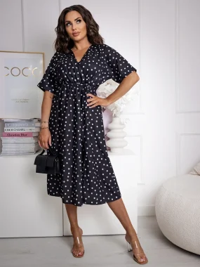 Rochie neagra midi cu buline albe si crapatura laterala