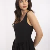 rochie-neagra-scurta-cu-bretele-si-fusta-in-clos