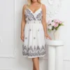 rochie-scurta-alba-cu-broderie-albastra-bretele-si-talie-elastica