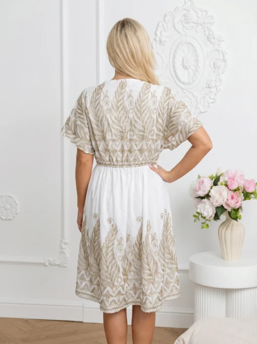 rochie-scurta-alba-cu-broderie-aurie-decolteu-in-v-si-talie-elastica