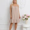rochie-scurta-bej-cu-bretele-buline-albe-si-volanas-la-baza